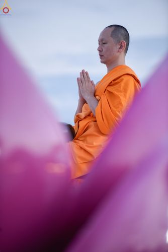 ภาพ No.302440:วันที่ 24 มกราคม พ.ศ. 2569 พิธีตักบาตรพระธรรมยาตรา ณ อนุสรณ์สถานลำดับที่ 5 สถานที่เผยแผ่วิชชาธรรมกายครั้งแรก อนุสรณ์สถานบางปลา วัดบางปลา อำเภอบางเลน จังหวัดนครปฐม ในโครงการธรรมยาตรา กตัญญูบูชา มหาปูชนียาจารย์ พระมงคลเทพมุนี(สด จนฺทสโร) พระผู้ปราบมาร อนุส