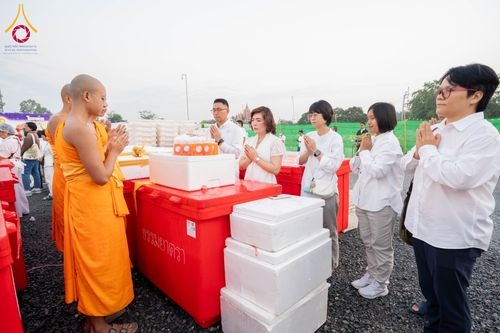 ภาพ No.295801:วันที่ 17 มกราคม พ.ศ. 2569 พิธีถวายภัตตาหารเป็นสังฆทาน แด่พระธรรมยาตรา ณ วัดโบสถ์บน ต.บางคูเวียง จ.นนทบุรี อนุสรณ์สถานลำดับที่ 4 สถานที่เกิดด้วยกายธรรม ในโครงการธรรมยาตรา กตัญญูบูชา มหาปูชนียาจารย์ พระมงคลเทพมุนี(สด จนฺทสโร) พระผู้ปราบมาร อนุสรณ์สถาน 7 แ