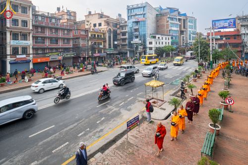 ภาพ No.317217:วันอังคารที่ 31 มีนาคม พ.ศ.2569 จาริกบิณฑบาตแห่งศรัทธา จากวัดอเชศวรสู่สี่แยกปาตันและวัดศรี ประเทศเนปาล