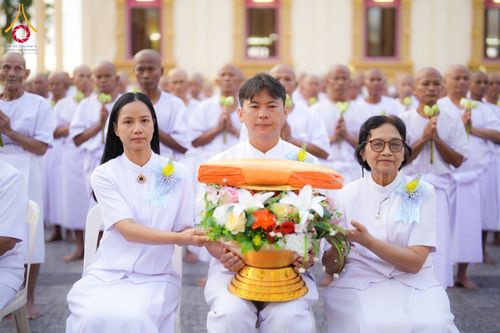 ภาพ No.278518:วันอาทิตย์ที่ 14 ธันวาคม พ.ศ.2568  พิธีเวียนประทักษิณ พิธีวันทาสีมาพระประธาน โครงการบวชบูชาธรรมมหาปูชนียาจารย์ ของศูนย์ปฏิบัติธรรมบุรีรัมย์ ณ วัดกลาง พระอารามหลวง จังหวัดบุรีรัมย์