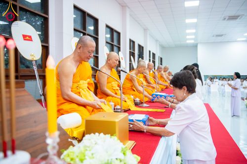 ภาพ No.314472:วันพฤหัสบดีที่ 19 มีนาคม พ.ศ. 2569 พิธีบำเพ็ญกุศล คุณพ่อณรงค์ จินตมากุล โยมบิดา พระครูปลัดรัตนวีรวัฒน์ (รังสฤษดิ์ อิทฺธิจินตโก) ที่ปรึกษาเจ้าคณะจังหวัดปทุมธานี เจ้าอาวาสวัดพระธรรมกาย  ณ ห้องปลูกศรัทธา 2 วัดพระธรรมกาย ปทุมธานี