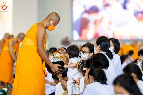 ภาพ No.78854:พิธีตักบาตร ข้าวสารอาหารแห้ง พิธีบูชาข้าวพระ ในวันอาทิตย์ต้นเดือนที่ 2 เมษายน พ.ศ. 2566