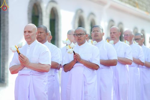 ภาพ No.83819:พิธีเวียนประทักษิณ,พิธีบรรพชาและพิธีอุปสมบทหมู่ ในโครงการอบรมพระธรรมทายาทในทวีปยุโรป  รุ่นที่ 9 วันอาทิตย์ที่ 16 กรกฎาคม พ.ศ. 2566 ณ วัดพระธรรมกายเบเนลักซ์  ประเทศเบลเยียม