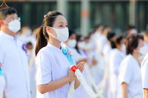 ภาพ No.79177:พิธีอัญเชิญองค์พระบรมพุทธเจ้า 24 องค์ เวียนประทักษิณรอบพระมหาธรรมกายเจดีย์ ณ วัดพระธรรมกาย  วันที่ 2 เมษายน พ.ศ. 2566