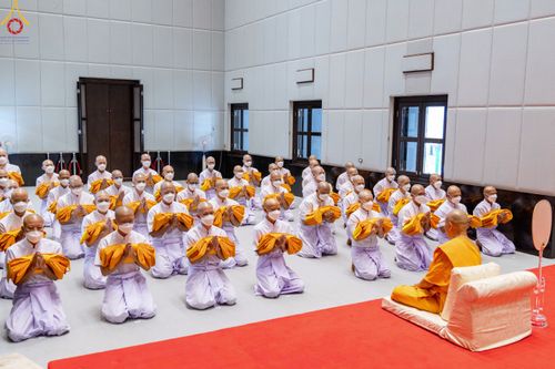 ภาพ No.82722:พิธีเวียนประทักษิณ, พิธีวันทาเจดีย์ ณ มหาธรรมกายเจดีย์  พิธีบรรพชาหมู่พระพี่เลี้ยงเข้าพรรษา, ธรรมทายาทอุดมศึกษา รุ่นที่ 50(ภาคฤดูฝน) และธรรมทายาทพุทธศาสตร์สากล รุ่นที่ 7 (ภาคฤดูฝน) วันเสาร์ที่ 17 มิถุนายน พ.ศ. 2566 ณ  โบสถ์พระไตรปิฎก วัดพระธรรมกาย จ.ปทุม