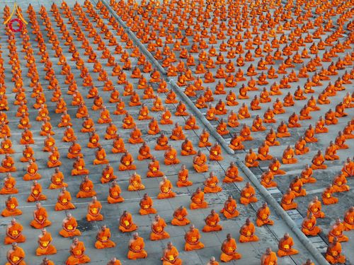 ภาพ No.285207:วันจันทร์ที่ 15 ธันวาคม พ.ศ.2568  บันทึกภาพหมู่ประวัติศาสตร์ โครงการบรรพชาอุปสมบทหมู่  รุ่นบูชาธรรมมหาปูชนียาจารย์ ประจำปี 2568 ณ ลานธรรมมหาธรรมกายเจดีย์ วัดพระธรรมกาย