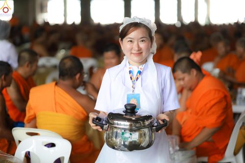 ภาพ No.325853:วันที่ 22 เมษายน พ.ศ.2569(วันคุ้มครองโลก) งานถวายมหาสังฆทาน 40,000 กว่าวัดทั่วประเทศ เจ้าหน้าที่ สาธุชน ร่วมใจจัดเตรียมภัตตาหารเพล (ชุด 2)