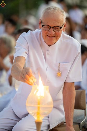 ภาพ No.294056:วันที่ 13 มกราคม พ.ศ. 2569 พิธีจุดประทีปถวายเป็นพุทธบูชา และบูชาธรรมมหาปูชนียาจารย์  (ภาพชุดที่ 2) ณ วัดสองพี่น้อง ต.ต้นตาล อ.สองพี่น้อง จ.สุพรรณบุรี ในโครงการธรรมยาตรา กตัญญูบูชา มหาปูชนียาจารย์ พระมงคลเทพมุนี(สด จนฺทสโร) พระผู้ปราบมาร อนุสรณ์สถาน 7 แห่