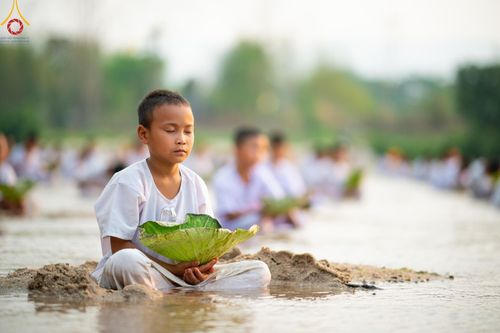 ภาพ No.63277:Photo Story  มหัศจรรย์วัดดงดินแดง Episode 1  พิธีปลงผมนาคธรรมทายาท  ในโครงการบรรพชาอุปสมบทหมู่ ฟื้นฟูพระพุทธศาสนาทั่วไทย วัดดงดินแดง ณ ลำน้ำแม่ตื่น อ.อมก๋อย จ.เชียงใหม่ วันที่ 2 เมษายน พ.ศ. 2567