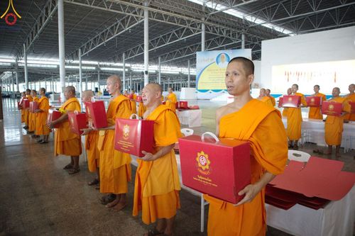 ภาพ No.210876:วันที่ 15 มีนาคม พ.ศ. 2568  บุญบรรจุกล่องไทยธรรม เพื่อถวายแด่พระสังฆาธิการ 40,000 กว่าวัดทั่วไทย ในวันคุ้มครองโลก 22 เมษายน พ.ศ. 2568