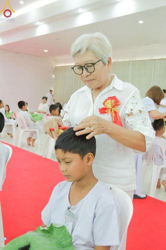 ภาพ No.216189:วันเสาร์ที่ 5 เมษายน พ.ศ. 2568 พิธีตัดปอยผม พิธีขอขมาผู้ปกครอง พิธีขอขมามอบผ้าไตร พิธีบรรพชา พิธีถวายบาตรสามเณร ณ ศูนย์ปฏิบัติธรรมและศูนย์อบรมเยาวชนเพชรบุรี ต.ท่าแลง อ.ท่ายาง จ.เพชรบุรี