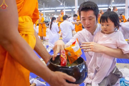 ภาพ No.123021:พิธีตักบาตร และพิธีบูชาข้าวพระ ในวันอาทิตย์ต้นเดือนที่ 4 กุมภาพันธ์ พ.ศ. 2567 ณ วัดพระธรรมกาย จ.ปทุมธานี