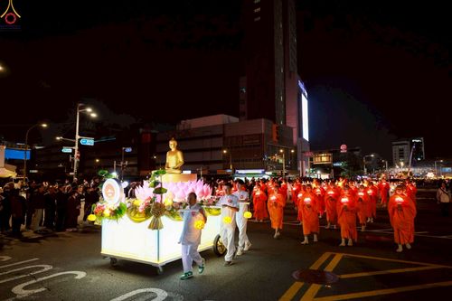 ภาพ No.229560:วันเสาร์ที่ 26 เมษายน พ.ศ. 2568 คณะพระภิกษุสามเณรในโครงการบรรพชาหมู่ 81 รูป  วัดภาวนาโซล ประเทศเกาหลีใต้ ได้ร่วมกับคณะสาธุชนคนไทยในเกาหลีใต้  ร่วมกันเดินขบวนอัญเชิญโคมดอกบัว  เพื่อบูชาแด่องค์สมเด็จพระสัมมาสัมพุทธเจ้า  ในงานเทศกาลวิสาขบูชานานาชาติ ประจำปี