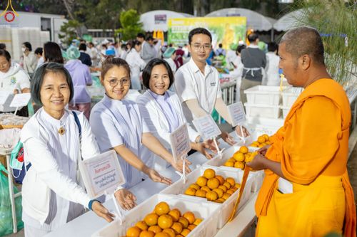 ภาพ No.190468:สาธุชนถวายภัตตาหารเป็นสังฆทาน แด่พระธรรมยาตรา ณ อนุสรณ์สถานมหาวิหารพระมงคลเทพมุนี (โลตัสแลนด์) อ.สองพี่น้อง จ.สุพรรณบุรี ในโครงการธรรมยาตรา กตัญญูบูชา มหาปูชนียาจารย์ พระมงคลเทพมุนี(สด จนฺทสโร) พระผู้ปราบมาร แห่ง ปีที่ 13 วันที่ 7 มกราคม พ.ศ.2568