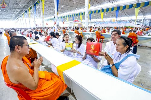 ภาพ No.236349:วันที่ 3 สิงหาคม พ.ศ. 2568 พิธีถวายมหาสังฆทานคณะสงฆ์ 2,000 กว่าวัดทั่วประเทศ ปีที่ 25 , พิธีถวายไทยธรรมคณะสงฆ์ 323 วัด 4 จังหวัดชายแดนภาคใต้ ณ วัดพระธรรมกาย