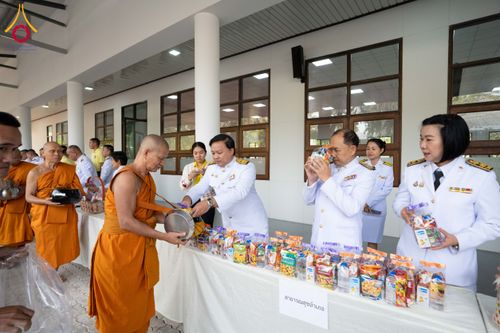 ภาพ No.194761:พิธีเจริญพระพุทธมนต์ และทำบุญตักบาตร ถวายพระราชกุศล แด่พระบาทสมเด็จพระเจ้าอยู่หัว เนื่องในโอกาสพระราชพิธีสมมงคล พระชนมายุเท่าพระบาทสมเด็จพระพุทธยอดฟ้าจุฬาโลกมหาราช สมเด็จพระปฐมบรมกษัตริยาธิราชแห่งพระราชวงศ์จักรี พุทธศักราช 2568 วันที่ 14 มกราคม พ.ศ. 2568