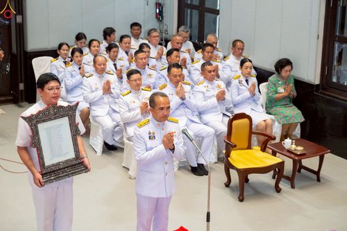 ภาพ No.230939:วันอังคารที่ 1 กรกฎาคม พ.ศ. 2568 ผู้ว่าราชการจังหวัดปทุมธานี เป็นประธานพิธีต้อนรับ สัญญาบัตร พัดยศ พระครูสัญญาบัตรสายต่างประเทศ วัดพระธรรมกาย ประจำปี พ.ศ. 2568 จำนวน 19 รูป