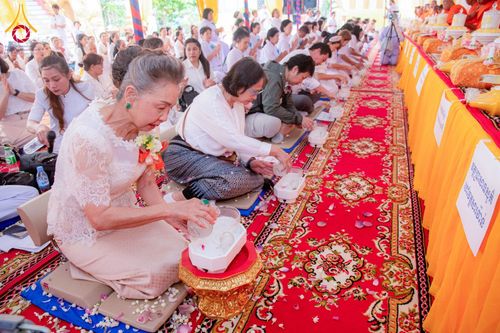 ภาพ No.145507:ศูนย์ปฎิบัติธรรมนครวัด ร่วมกับสำนักงานเจ้าคณะจังหวัดไพลิน ถวายเทียนพรรษา มหาสังฆทานครั้งยิ่งใหญ่ เชื่อมสัมพันธ์ ไทย-กัมพูชา 80 วัด บูชาธรรมธรรมหลวงพ่อธัมมชโย ณ วัดโพธิมาราม จ.ไพลิน ประเทศกัมพูชา วันพุธที่ 17 กรกฎาคม พ.ศ. 2567