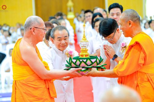 ภาพ No.89759:พิธีวางแผ่นจารึกชื่อ เพื่อนำไปประดิษฐานไว้ในฐานองค์พระประธาน เนื่องในโอกาสครบรอบ 10 ปี ศูนย์ปฏิบัติธรรมนครราชสีมา วันอาทิตย์ที่ 24 กันยายน พ.ศ. 2566