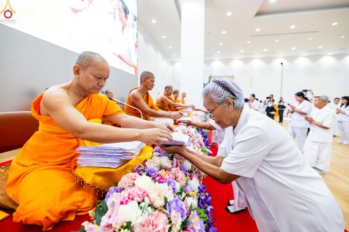 ภาพ No.242725:วันที่ 29-31 สิงหาคม พ.ศ. 2568 องค์กรภาคีเครือข่าย “บวร” (บ้าน-วัด-โรงเรียน-ราชการ) อ.คลองหลวง จัดบวชอุบาสิกาแก้ว ถวายพระราชกุศลแด่สมเด็จพระพันปีหลวง - กตัญญูบูชาแด่ผู้มีพระคุณ