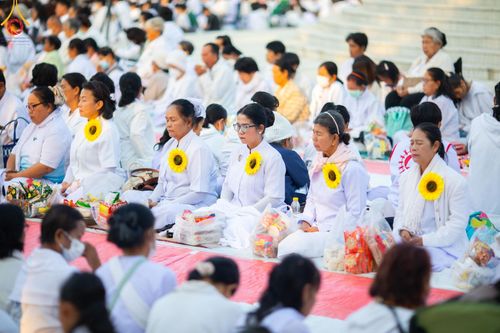 ภาพ No.192959:พิธีตักบาตรพระธรรมยาตรา ณ อนุสรณ์สถานคลองบางนางแท่น อ.สามพราน จ.นครปฐม ในโครงการธรรมยาตรา กตัญญูบูชา มหาปูชนียาจารย์ พระมงคลเทพมุนี(สด จนฺทสโร) พระผู้ปราบมาร อนุสรณ์สถาน 7 แห่ง ปีที่ 13 วันที่ 11 มกราคม พ.ศ.2568