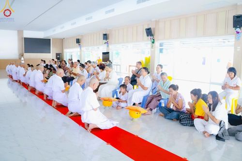 ภาพ No.186459:พิธีตัดปอย ปลงผม เวียนประทักษิณ  มอบบาตรผ้าไตร ขอขมาผู้ปกครอง และพิธีบรรพชาอุปสมบท  โครงการอุปสมบทหมู่บูชาธรรมมหาปูชนียาจารย์  ประจำปี 2567 ณ ศูนย์ปฏิบัติธรรมภาคใต้และวัดคงคาเลียบ อ.บางกล่ำ จ.สงขลา วันอาทิตย์ที่ 8 ธันวาคม พ.ศ. 2567