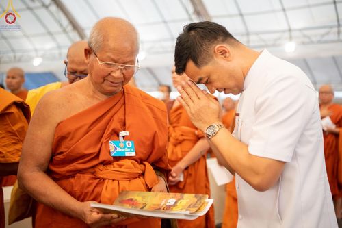 ภาพ No.60319:การต้อนรับพระสังฆาธิการ 10,000 กว่าวัดทั่วประเทศ พิธีมอบปัจจัยช่วยเหลือครู 4 จังหวัดชายแดนภาคใต้ พิธีปฏิบัติธรรม ในวันคุ้มครองโลก วันจันทร์ที่ 22 เมษายน พ.ศ.2567 ณ วัดพระธรรมกาย จ.ปทุมธานี