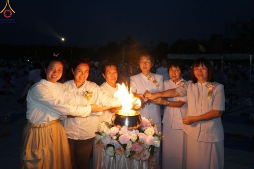 ภาพ No.129608:พิธีจุดประทีป 10,000 ดวง น้อมถวายเป็นพุทธบูชา ณ มหารัตนเจดีย์สิริปทุมสวรรค์ (เจดีย์อริยพุทธะ 5 พระองค์) ศูนย์ปฏิบัติธรรมภาคใต้ อ.บางกล่ำ จ.สงขลา  วันที่ 10 มีนาคม พ.ศ. 2567