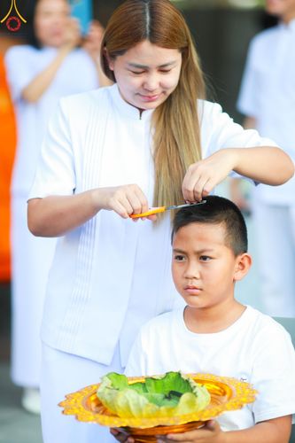 ภาพ No.132902:พิธีตัดปอยผม โครงการหน่อแก้วเปรียญธรรม รุ่นที่ 12 ณ ค่ายจองแชมป์ หมู่กฏิสามเณรเปรียญธรรม วัดพระธรรมกาย วันอาทิตย์ที่ 31 มีนาคม พ.ศ. 2567