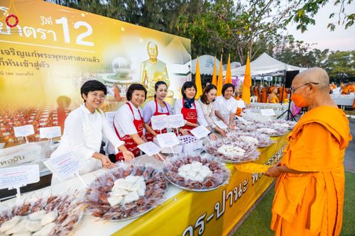 ภาพ No.110692:พิธีถวายภัตตาหารเป็นสังฆทาน แด่คณะพระธรรมยาตราฯ ในโครงการธรรมยาตรากตัญญูบูชา มหาปูชนียาจารย์ พระมงคลเทพมุนี(สด จนฺทสโร) พระผู้ปราบมาร อนุสรณ์สถาน 7 แห่ง ปีที่ 12 วันที่ 12 มกราคม พ.ศ. 2567 ณ อนุสรณ์สถานมหาวิหารพระมงคลเทพมุนี(โลตัสแลนด์) อ.สองพี่น้อง จ.สุ