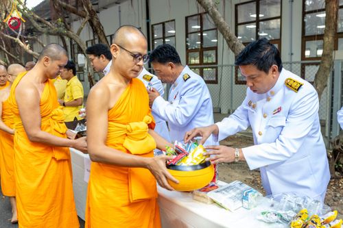 ภาพ No.179599:พิธีเจริญพระพุทธมนต์ พิธีทำบุญตักบาตรถวายพระราชกุศล และพิธีวางพานพุ่มดอกไม้ถวายราชสักการะ  แด่พระบาทสมเด็จพระบรมชนกาธิเบศร มหาภูมิพลอดุลยเดชมหาราช บรมนาถบพิตร เนื่องในวันคล้ายวันพระบรมราชสมภพ วันชาติ และวันพ่อแห่งชาติ วันพฤหัสบดีที่ 5 ธันวาคม พ.ศ. 2567 ณ