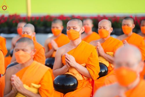 ภาพ No.105247:พิธีตักบาตรฉลองพระบวชใหม่ รุ่นบูชาธรรมมหาปูชนียาจารย์ และต้อนรับศักราชใหม่ วันจันทร์ที่ 1 มกราคม พ.ศ. 2567 ณ ลานธรรมพระมหาธรรมกายเจดีย์ วัดพระธรรมกาย