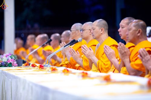 ภาพ No.188913:พิธีถวายภัตตาหารเป็นสังฆทาน แด่พระธรรมยาตรา ในโครงการธรรมยาตรา กตัญญูบูชา มหาปูชนียาจารย์ พระมงคลเทพมุนี(สด จนฺทสโร) พระผู้ปราบมาร ปีที่ 13 ณ อนุสรณ์สถานมหาวิหารพระมงคลเทพมุนี (โลตัสแลนด์) อ.สองพี่น้อง จ.สุพรรณบุรี วันที่ 4 มกราคม พ.ศ.2568