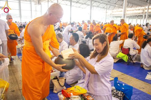 ภาพ No.133824:พิธีตักบาตร ข้าวสารอาหารแห้ง ณ บ้านแก้วเรือนทองคุณยายฯ สภาธรรมกายสากล วัดพระธรรมกาย วันอาทิตย์ต้นเดือนที่ 7 เมษายน พ.ศ. 2567