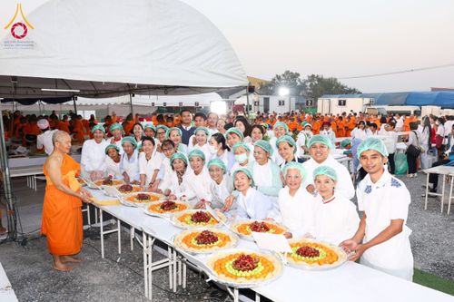 ภาพ No.191776:พิธีถวายภัตตาหารเป็นสังฆทาน แด่พระธรรมยาตรา ณ อนุสรณ์สถานคลองบางนางแท่น อ.สามพราน จ.นครปฐม ในโครงการธรรมยาตรา กตัญญูบูชา มหาปูชนียาจารย์ พระมงคลเทพมุนี(สด จนฺทสโร) พระผู้ปราบมาร อนุสรณ์สถาน 7 แห่ง ปีที่ 13 วันที่ 9 มกราคม พ.ศ. 2568
