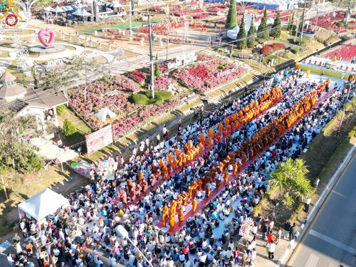 ภาพ No.106807:พิธีตักบาตรพระ ๒๐๐ รูป  "สร้างบุญใหญ่ ส่งท้ายปีเก่า ต้อนรับปีใหม่ ๒๕๖๗" วันอาทิตย์ที่ ๓๑ ธันวาคม ๒๕๖๖ ณ ถนนหน้าที่ว่าการอำเภอภูเรือ อำเภอภูเรือ จังหวัดเลย