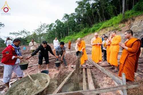 ภาพ No.174452:พิธีตักบาตรพระ,พิธีทอดผ้าป่า พิธีกลั่นแผ่นดินโปรยรัตนชาติ  สร้างพระอุโบสถและเจดีย์ วัดป่าสัมมาทิฏฐิและวัดสิริขันโท แขวงอัตตะปือ สปป. ลาว วันที่ 29 ตุลาคม พ.ศ. 2567