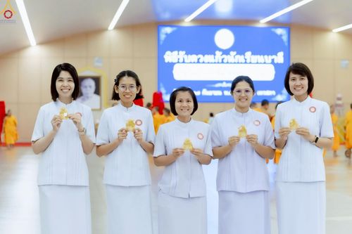 ภาพ No.246546:วันที่ 17 กันยายน พ.ศ. 2568 พิธีรับดวงแก้วนักเรียนบาลี "ดวงแก้วยกชั้นให้ลั่นจักรวาล" ณ ห้องเทวสภา วัดพระธรรมกาย