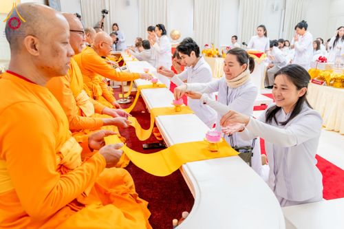 ภาพ No.62380:คณะศิษยานุศิษย์รวมใจสถาปนาและสมโภช ธรรมจักร เพื่ออัญเชิญประดิษฐาน ณ ยอดอุโบสถ 80 ปี หลวงพ่อธัมมชโย วัดพระธรรมกายนิวเจอร์ซี ประเทศสหรัฐอเมริกา  วันอาทิตย์ที่ 7 เมษายน พ.ศ. 2567