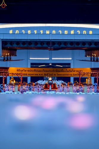 ภาพ No.223964:วันวิสาขบูชา วันอาทิตย์ที่ 11 พฤษภาคม พ.ศ. 2568 พิธีจุดวิสาขประทีป ,  พิธีเวียนประทักษิณรอบพระมหาธรรมกายเจดีย์ , พิธีฉลองชัยสวดมนต์บทธัมมจักกัปปวัตตนสูตร ครบ 7,357,000,000 จบ ณ มหารัตนวิหารคด วัดพระธรรมกาย