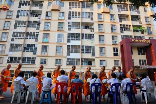 ภาพ No.136047:พระธรรมทายาท โครงการบวชพระนานาชาติ AEC & WAB ผู้บริหารรุ่นที่ 2 บิณฑบาต ณ หอฉันคุณยายอาจารย์ฯ เมืองแก้วมณี หมู่บ้านแก้วพุทธรักษา วันที่ 28 เมษายน พ.ศ. 2567