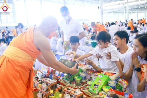 ภาพ No.99647:พิธีตักบาตรวันอาทิตย์ต้นเดือน ณ สภาธรรมกายสากล วัดพระธรรมกาย จ.ปทุมธานี วันอาทิตย์ที่ 3 ธันวาคม พ.ศ. 2566