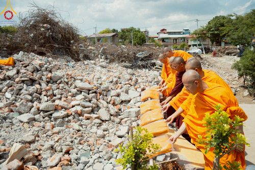 ภาพ No.220307:วันที่ 17 เมษายน พ.ศ. 2568 ผู้แทนวัดพระธรรมกาย ลงพื้นที่เยียวยา ซับน้ำตาเหยื่อแผ่นดินไหวมัณฑะเลย์