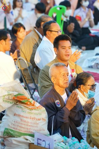 ภาพ No.103843:พิธีตักบาตรพระ 1,000 รูป ครั้งที่ 7 ถวายเป็นพุทธบูชา เพื่อช่วยเหลือคณะสงฆ์ 323 วัด 4 จังหวัดชายแดนภาคใต้ และถวายแด่คณะสงฆ์จังหวัดพิษณุโลก ณ ลานธรรมธุดงคสถานพิษณุโลก อ.วังทอง จ.พิษณุโลก วันที่ 24 ธันวาคม พ.ศ. 2566