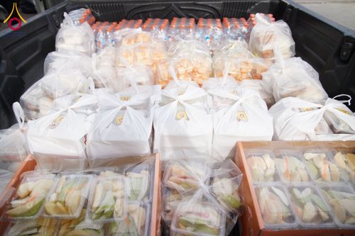 ภาพ No.159398:วัดพระธรรมกาย มูลนิธิธรรมกาย คณะศิษยานุศิษย์ฯ มอบถุงยังชีพ ข้าวสารอาหารแห้ง สมทบศูนย์รับบริจาคช่วยเหลือ ผู้ประสบภัยภาคเหนือ จังหวัดปทุมธานี มอบชุดอาหารปรุงสุกใหม่ ส่งแรงใจแก่เจ้าหน้าที่ผู้ปฏิบัติงาน และจิตอาสา วันที่ 27 กันยายน พ.ศ. 2567