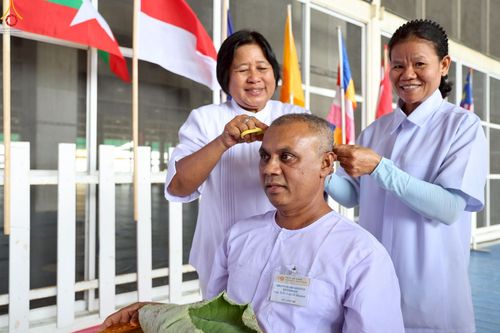 ภาพ No.230780:วันที่ 28 มิถุนายน พ.ศ. 2568 พิธีตัดปอยผมและปลงผม โครงการบวชพระนานาชาติ AEC & WAB รุ่นที่ 9 ณ วิหารคด 2 วัดพระธรรมกาย