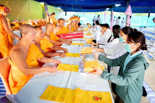 ภาพ No.192541:พิธีถวายภัตตาหารเป็นสังฆทาน แด่พระธรรมยาตรา ณ อนุสรณ์สถานคลองบางนางแท่น อ.สามพราน จ.นครปฐม ในโครงการธรรมยาตรา กตัญญูบูชา มหาปูชนียาจารย์ พระมงคลเทพมุนี(สด จนฺทสโร) พระผู้ปราบมาร อนุสรณ์สถาน 7 แห่ง ปีที่ 13 วันที่ 10 มกราคม พ.ศ. 2568