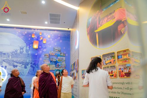 ภาพ No.327683:วันที่ 1-6 พฤษภาคม พ.ศ.2569 ต้อนรับชาวต่างชาติ พระภิกษุ คณะชาวเมียนมาร์  อุบาสิกาชาวอินเดีย เยี่ยมชมวัดพระธรรมกายและสักการะพระมหาธรรมกายเจดีย์