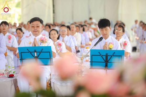 ภาพ No.175120:พิธีทอดกฐินสถาปนา แผ่นสิริฉะทะนะรัสมี(หลังคา) อาคาร 80 ปี หลวงพ่อธัมมชโย ณ ศูนย์ปฏิบัติธรรมวิหารแดง จ.สระบุรี วันเสาร์ที่ 9 พฤศจิกายน พ.ศ. 2567