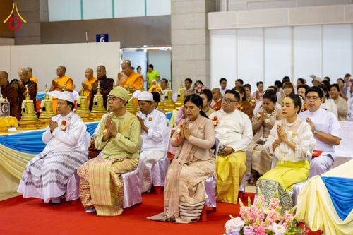 ภาพ No.209642:วันอาทิตย์ที่ 2 มีนาคม พ.ศ. 2568 พิธีภาคบ่าย สัมมนาพิเศษ, ปฏิบัติธรรม พิธีรับมอบพระบรมสารีริกธาตุ ณ สภาธรรมกายสากล วัดพระธรรมกาย